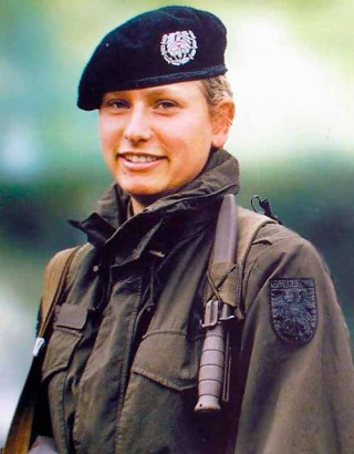 Альпинистка Сабрина Айгене стала первой женщиной, которой удалось успешно завершить курс обучения бойца «Ягдкоммандо». С этих пор женщины в австрийском спецназе уже не диковинка