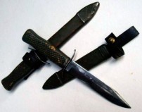 «ножи финского типа» с чёрной рукоятью из эбонита, ножнами и металлическими частями прибора.