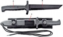 Фото прототипа КM 2000 из технического задания для ножа бундесвера. На снимке обращает на себя внимание иная форма рукоятки (A), практически позаимствованная у ножа ACK, в то время как клинок (B) и ножны с подвесом (С) у серийной модели остались неизменными